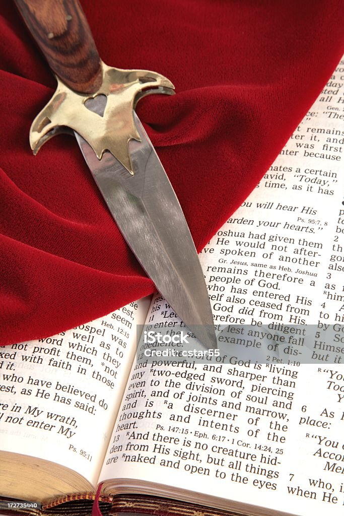 Religiosas Palabra De Dios Con Biblia Y Espada Foto de stock y más banco de imágenes de Biblia - Biblia, Afilado, Arte cultura y espectáculos - iStock Religiosas Palabra De Dios Con Biblia Y Espada Foto de stock y más banco de imágenes de Biblia - Biblia, Afilado, Arte cultura y espectáculos - iStock