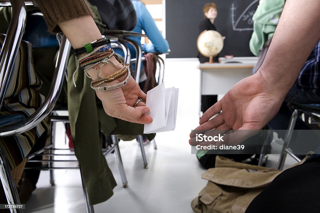 Übergeben der Agentur in class - Lizenzfrei Zettel weiterreichen Stock-Foto