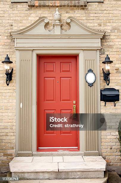 Vermelho Porta Residencial - Fotografias de stock e mais imagens de Porta Principal - Porta Principal, Vermelho, Alpendre