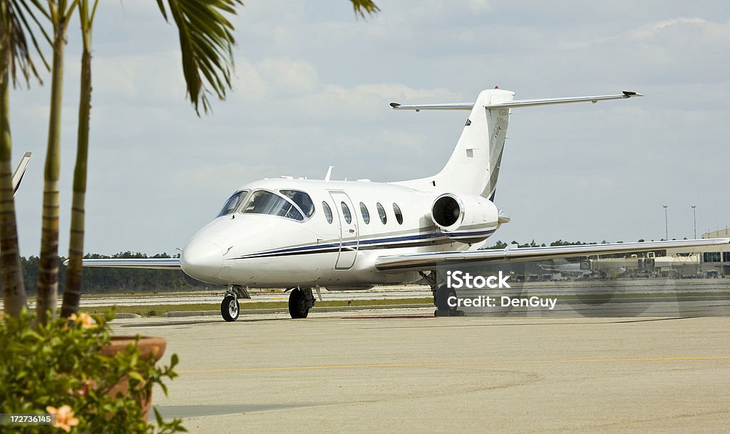 Piccolo aereo aziendale parcheggiate all'aeroporto, in Florida - Foto stock royalty-free di Aereo di linea