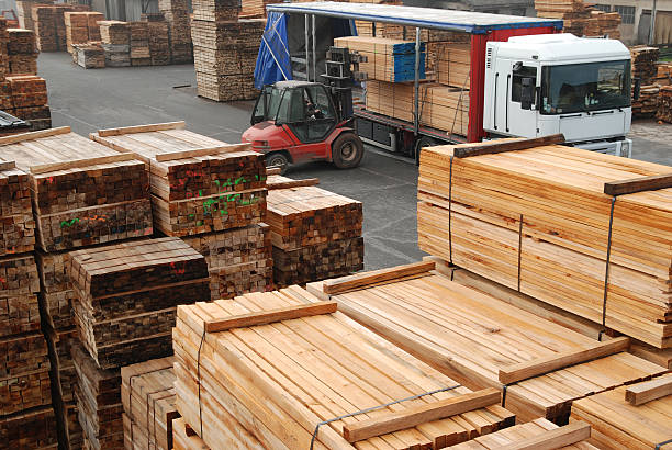 carrello elevatore a forca caricamento schede in un deposito di legname - lumber industry timber truck forklift foto e immagini stock