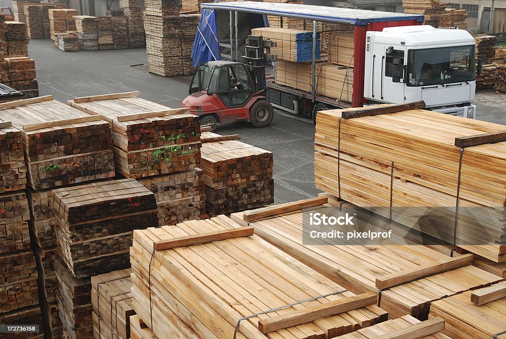 Empilhadeira Carregando quadros em um depósito de madeira - Foto de stock de Madeira royalty-free