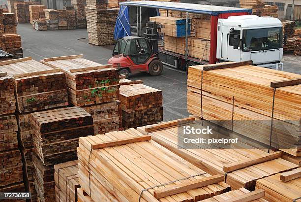 Empilhadora Carregar Quadros Em Um Depósito De Madeiras - Fotografias de stock e mais imagens de Madeira - Material