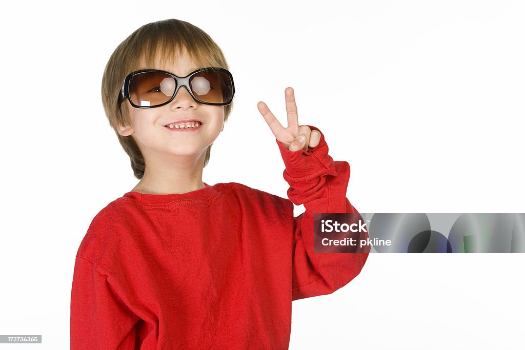 Bonito rapaz faz sinal de paz - Foto de stock de Branco royalty-free
