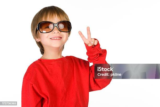 Foto de Bonito Rapaz Faz Sinal De Paz e mais fotos de stock de Branco - Branco, Cabelo Louro, Camisas