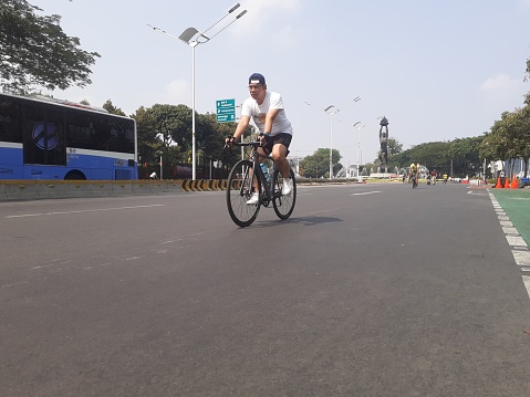 Jakarta, Indonesia, September 17, 2023: Sunday is car free day, people are free to exercise even though it is sunburned, by running, cycling, jogging or taking a Aleisurely walk, having fun together.