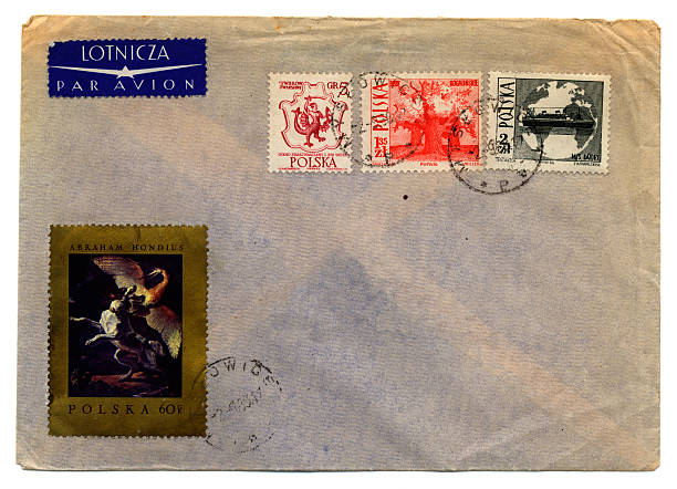 um envelope de correio aéreo com variedade de selos colorido - air mail mail envelope blank imagens e fotografias de stock
