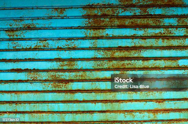 Rusty Cierre De Rodillo Foto de stock y más banco de imágenes de Arquitectura - Arquitectura, Azul, Azul celeste
