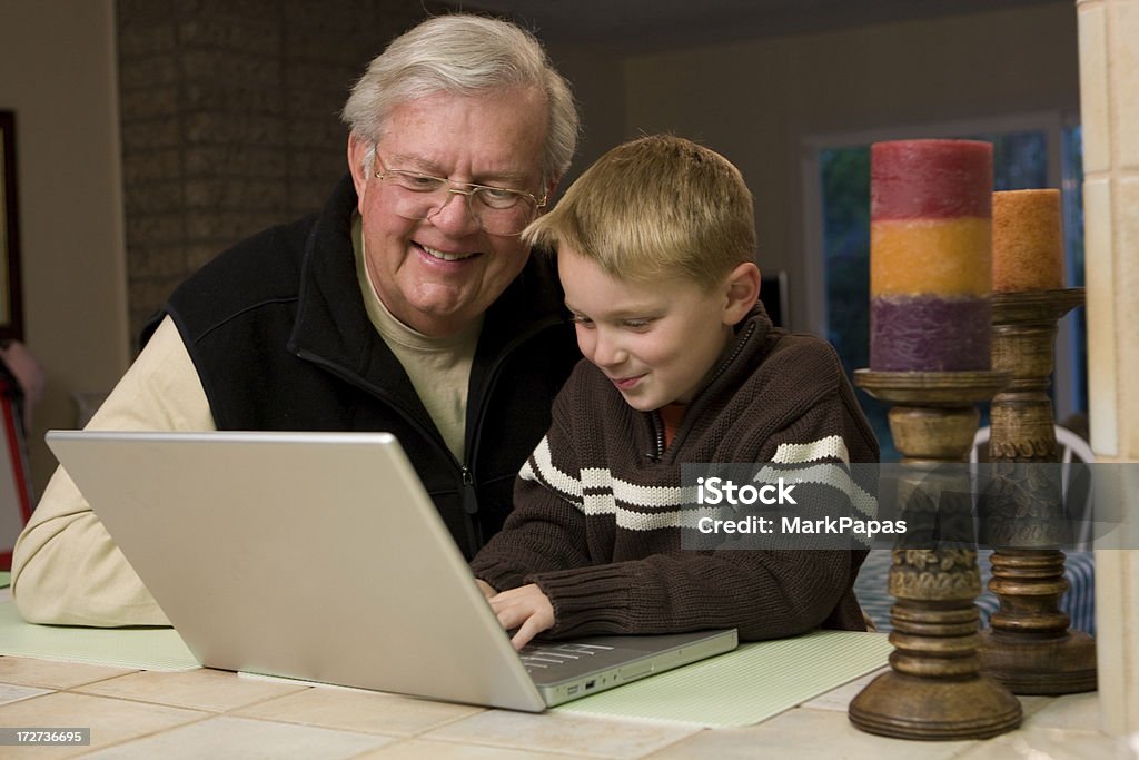 Grandpa ordenador lección II - Foto de stock de Abuelo libre de derechos