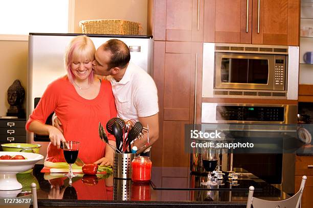 Cozinhar Em Simultâneo - Fotografias de stock e mais imagens de Abraçar - Abraçar, Adulto, Amor