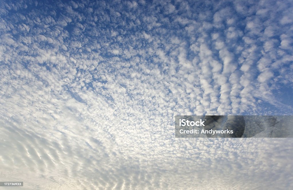 Flauschige Wolken - Lizenzfrei Abenddämmerung Stock-Foto