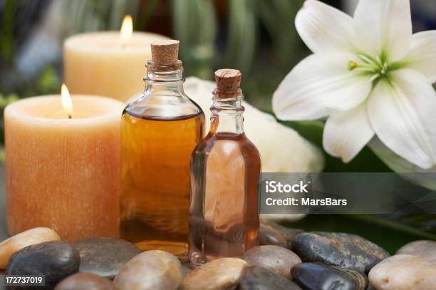 Foto de Óleo De Massagem Velas E Flores e mais fotos de stock de Amimar - Amimar, Aromaterapia, Artigos de Toucador