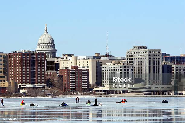 Foto de Madison A Pesca No Gelo e mais fotos de stock de Wisconsin - Wisconsin, Madison - Wisconsin, Pescaria no Gelo