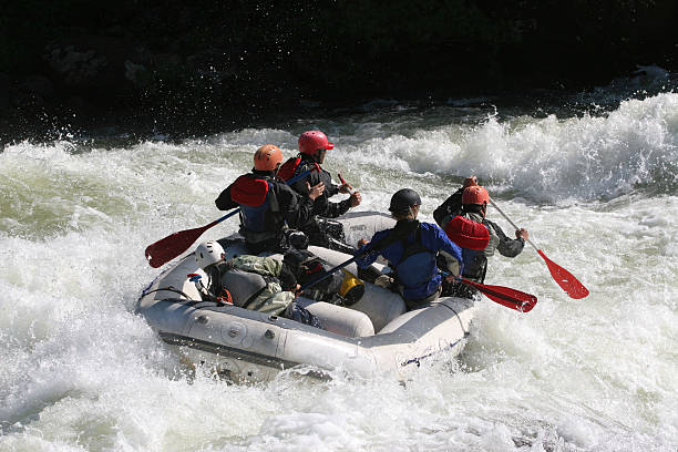 cruse de agua - rafting white water rafting rapid river fotografías e imágenes de stock