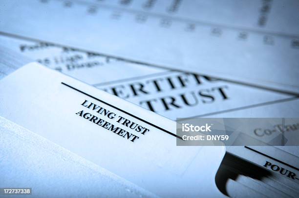 Foto de Confiança Documentos De Estar e mais fotos de stock de Confiança - Confiança, Testamento, Documento