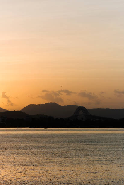 pôr do sol no canal do panamá - panama canal panama mountain sunset imagens e fotografias de stock