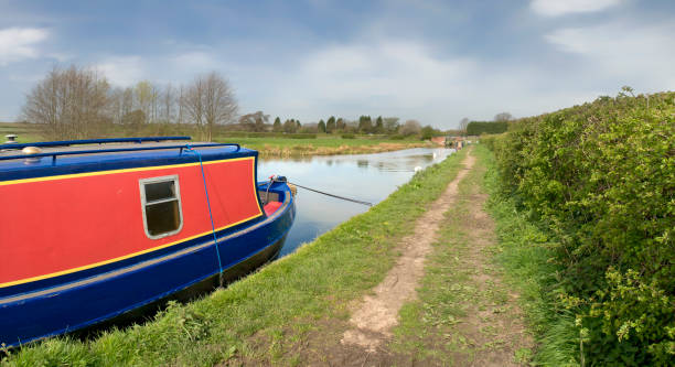 canal de - warwickshire narrow nautical vessel barge - fotografias e filmes do acervo