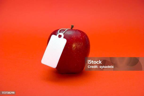 Apple Auf Rot Stockfoto und mehr Bilder von Apfel - Apfel, Preisschild, Apfelsorte Red Delicious