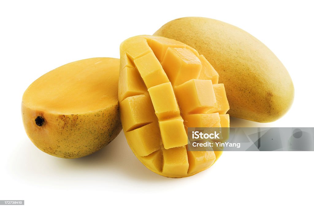 Amarillo Mangoes corte de fruta Tropical y aislado sobre fondo blanco - Foto de stock de Mango - Fruta tropical libre de derechos