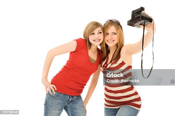 ベストフレンドたインスタントカメラ付きのセルフポートレート - インスタントカメラのストックフォトや画像を多数ご用意 - インスタントカメラ, 女性, 16歳から17歳
