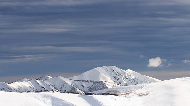 горы, покрытые снегом - famous place blue mountain range sky стоковые фото и изображения