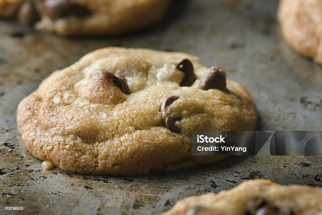 베이킹 초콜릿 칩 쿠키를 - 로열티 프리 건강에 좋지 않은 음식 스톡 사진