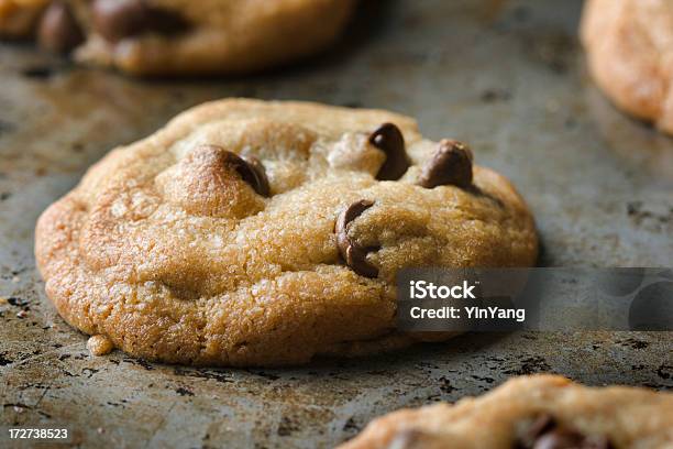 Foto de Assar Cookies Com Gotas De Chocolate e mais fotos de stock de Alimentação Não-saudável - Alimentação Não-saudável, Assado no Forno, Assar