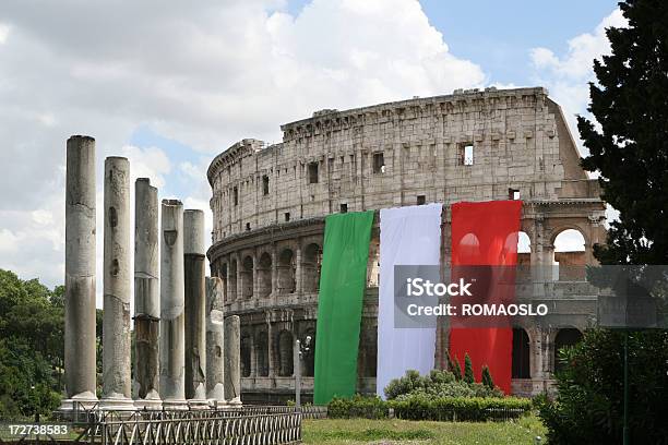 コロシアムイタリアローマイタリア国旗 - イタリアのストックフォトや画像を多数ご用意 - イタリア, ローマ コロッセオ, 世界の国旗
