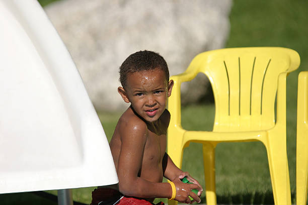 menino na piscina - life jacket child black sailing - fotografias e filmes do acervo