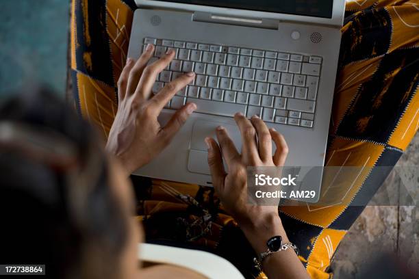 Afrikanische Student Stockfoto und mehr Bilder von Universitätsstudent - Universitätsstudent, Abgeschiedenheit, Abschicken