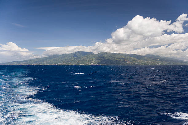 istock Leaving Tahiti behind 172738883