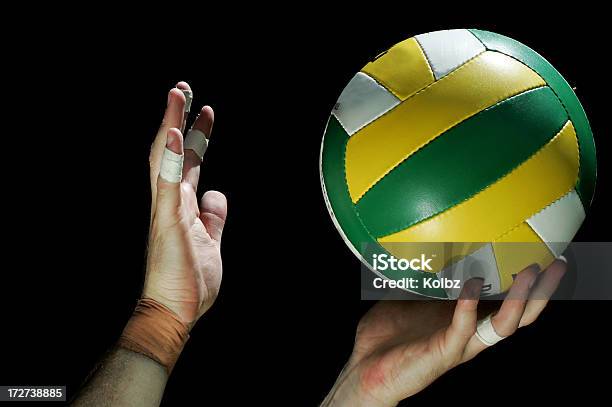 Pallavolo Servire - Fotografie stock e altre immagini di Adulto - Adulto, Attività ricreativa, Beach volley