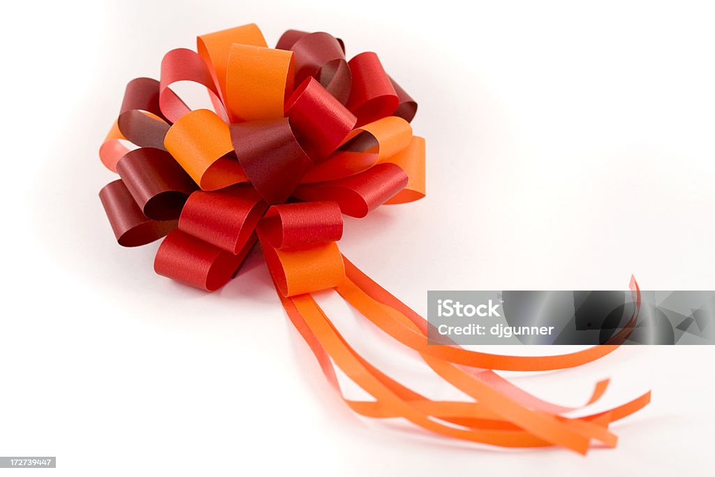 Красный и оранжевый подарок с бантом - Стоковые фото Бахрома роялти-фри