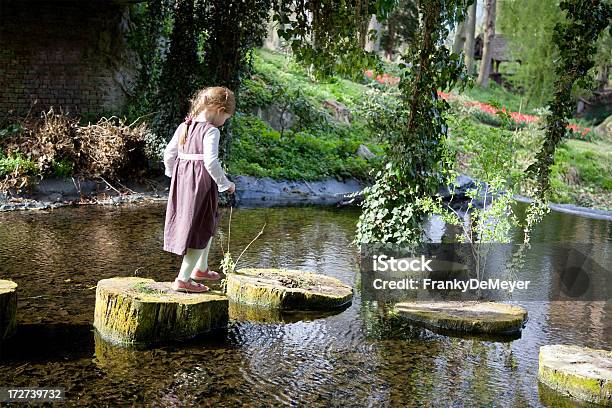 Photo libre de droit de Petite Fille De Traverser Un Bassin banque d'images et plus d'images libres de droit de Enfant - Enfant, Passage à gué, Fleuve et rivière