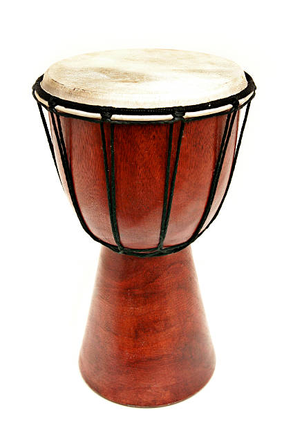 djembe tambor de madeira isolada no branco " - bateria instrumento de percussão - fotografias e filmes do acervo