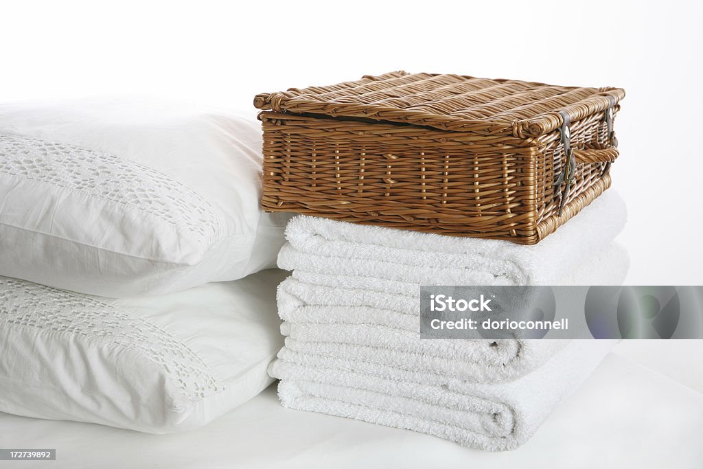Quarto com cesta de tecido - Foto de stock de Quarto de dormir royalty-free