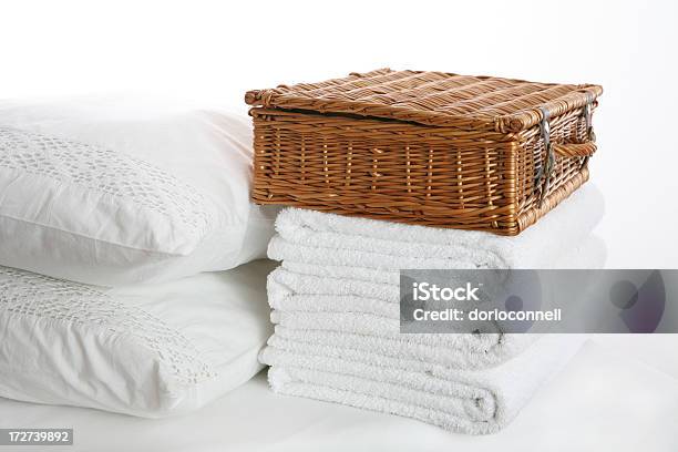 Foto de Quarto Com Cesta De Tecido e mais fotos de stock de Quarto de dormir - Quarto de dormir, Algodão - Material Têxtil, Antiguidade