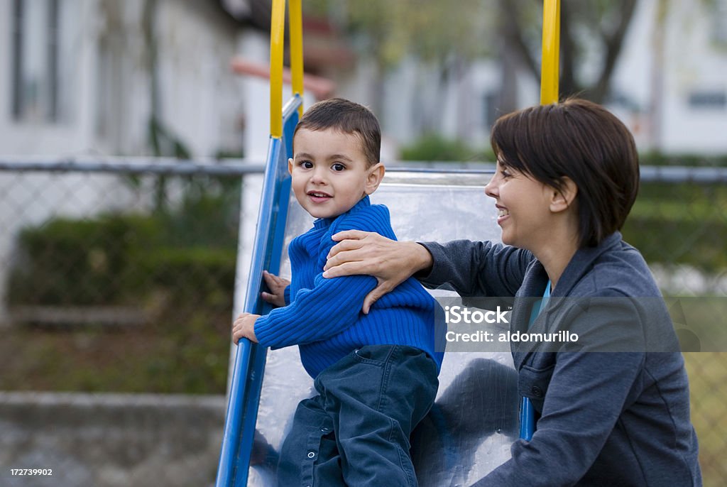 Мать и сын на площадку - Стоковые фото Близость роялти-фри