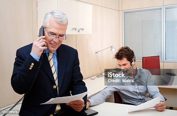 Büroaktivität Stockfoto und mehr Bilder von Aktiver Senior - Aktiver Senior, Alter Erwachsener, Am Telefon