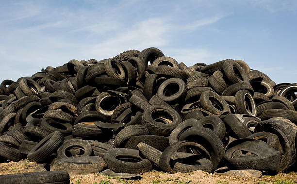 タイヤ - old tire ストックフォトと画像