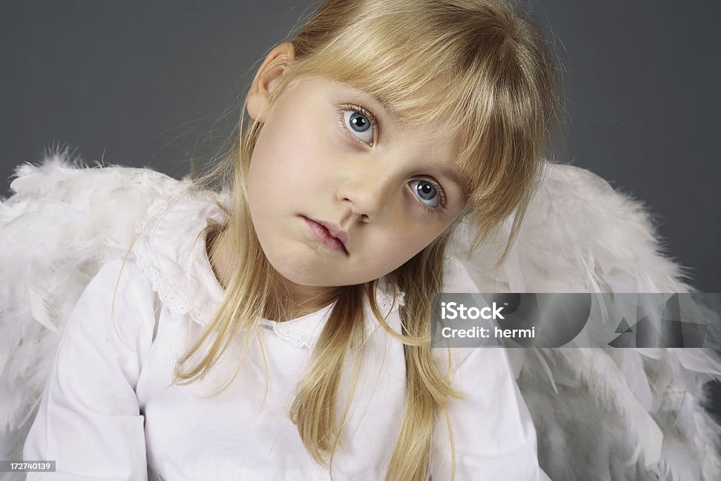 Adorável menina anjo sleepy - Foto de stock de 2-3 Anos royalty-free