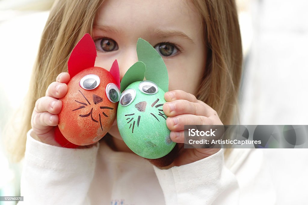 Petite fille tenant Lapin de Pâques oeufs - Photo de 2-3 ans libre de droits