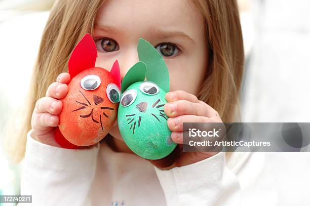 Photo libre de droit de Petite Fille Tenant Lapin De Pâques Oeufs banque d'images et plus d'images libres de droit de 2-3 ans - 2-3 ans, Lapin de Pâques, Montrer