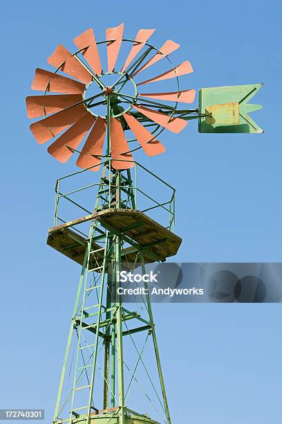 Old Viento Rueda Foto de stock y más banco de imágenes de Aerogenerador - Aerogenerador, Alerta, Azul