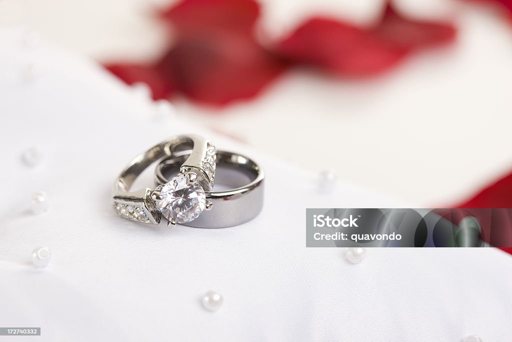 Schöne weiße Hochzeit Ring Kissen, Textfreiraum - Lizenzfrei Berühren Stock-Foto