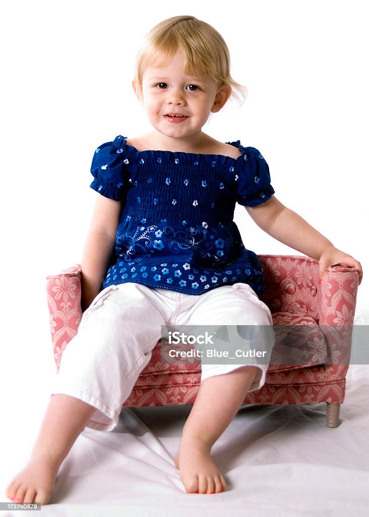 Menina bonita no sofá series - Foto de stock de 12-17 meses royalty-free