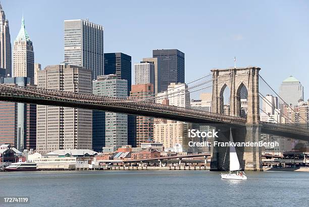 Photo libre de droit de Voile Sous Le Pont De Brooklyn banque d'images et plus d'images libres de droit de Affaires - Affaires, Architecture, Bateau de plaisance