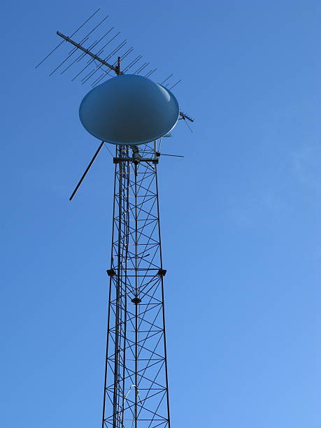 torre de satélite de tecnologia - satellite global positioning system surveillance satellite dish imagens e fotografias de stock