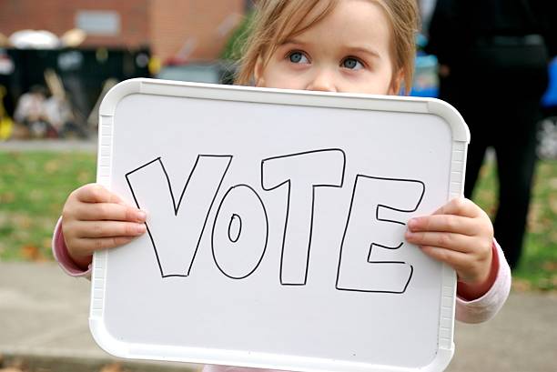 zagłosuj na jej przyszłości - voting election politics little girls zdjęcia i obrazy z banku zdjęć