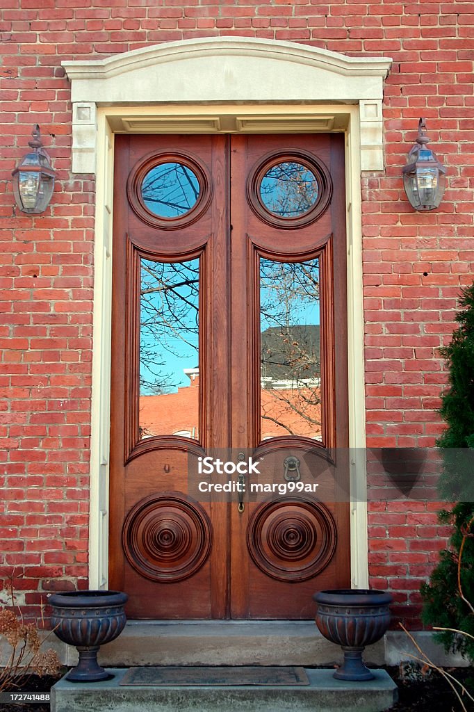 木製のドア - れんが造りの家のロイヤリティフリーストックフォト